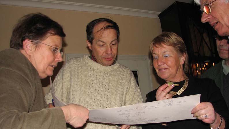 Michèle Willem, François Bourguignon, Martine Corbeau et Robert Brasseur (masquant Henri Baclet) très absorbés dans la préparation de la prochaine réunion...