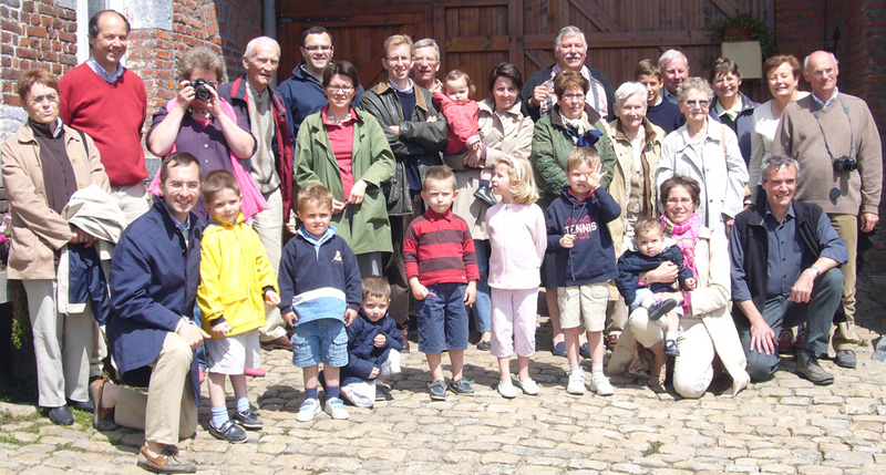 Un grand rayon de soleil au moment de la photo de famille dans la cour de la ferme du Gard.