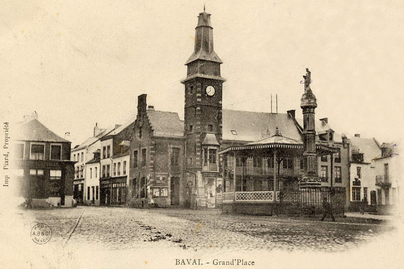 A droite, la colonne Brunehaut, à l'intersection des chaussées du même nom.