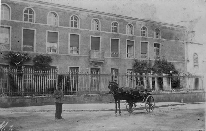 Deux soldats allemands passent devant la ferme de la porte de Mons