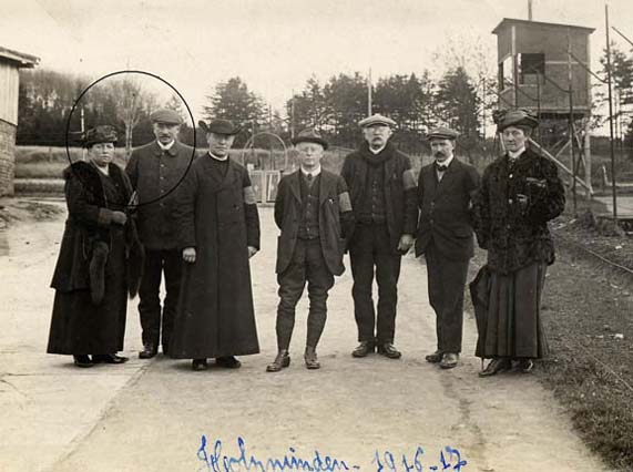 A gauche (dans le cercle), Aimée et Pierre Brasseur avec des compagnons d'infortune dont leur cousine Marguerite (complètement à droite), dans une allée du camp. Hiver 1916. Une mention au verso de la carte précise qu'Aimée était dans la baraque 20A.