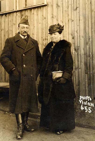 Pierre et Aimée Brasseur devant un des baraquements du camp de Holzminden.