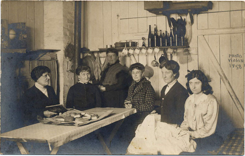 Nouvelle production de l'inépuisable «violon» : il s'agit cette fois de l'intérieur de la baraque 20.