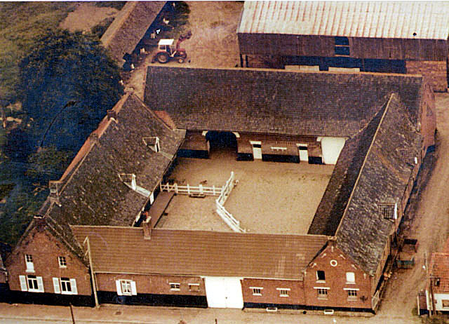 Vue aérienne de la ferme d'Hocron, toujours dans la famille de nos jours.