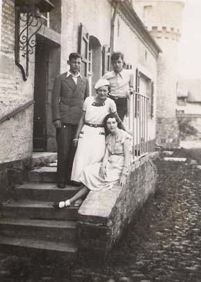 Michel, Francine et Pierre Brasseur (junior) en visite à La Longueville avec leur amie Marthe Jumiaux. Années 30