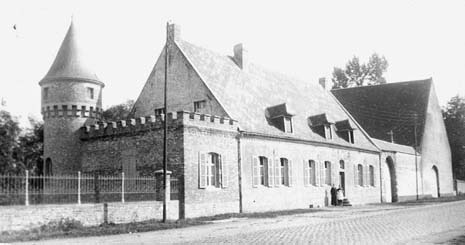 La Longueville : Vieille demeure ancestrale de la famille Lotteau, bâtie en 1762.