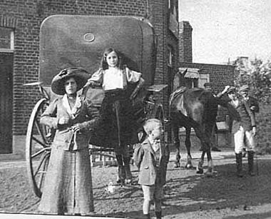 Vers 1911 ou 1912 : Marie-Thérèse, Jenny et Edouard Brasseur. Appuy&eacute; au cheval, en tenue de chasseur, Aimé Brasseur. Lieu non identifié : peut-être la forêt de Mormal.
