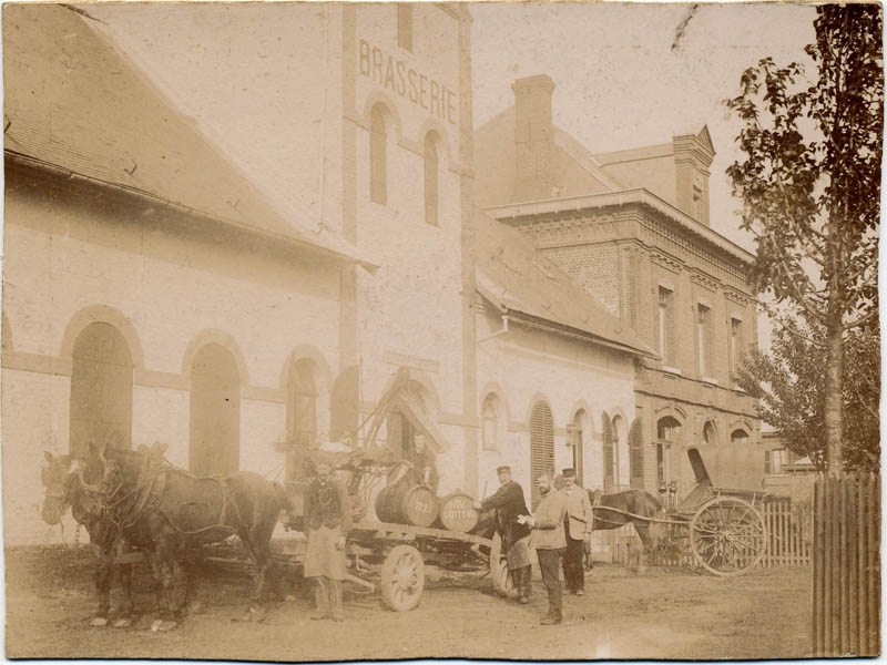 Paul Lotteau avec ses ouvriers chargeant la bière
