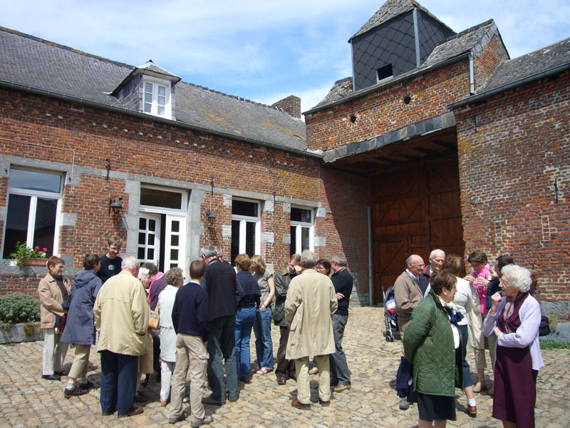 retrouvailles dans la cour de la ferme du Gard