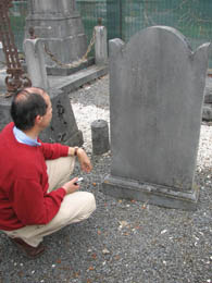 déchiffrage sur la tombe de Pierre Joseph Brasseur