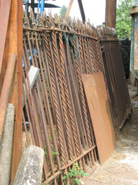 les grilles déposées et stockées sous un hangar...