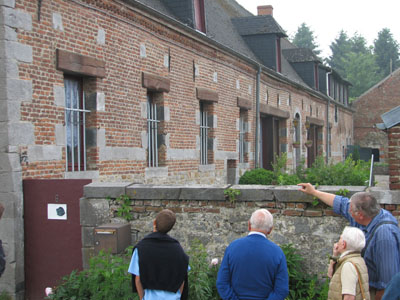 On regarde les détails de la façade de la ferme de la Cense d'en-bas