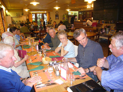 Etienne, à droite, raconte ses aventures