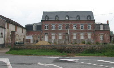 La ferme Derkenne, juste en face, portant la date 1846.