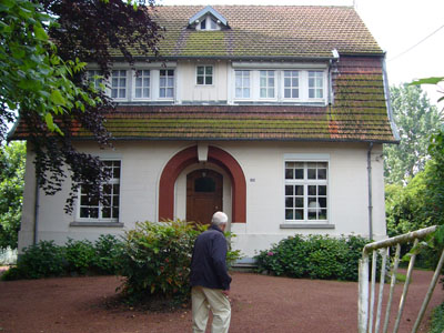 Paul s'en va sonner à la porte de la maison où il est né