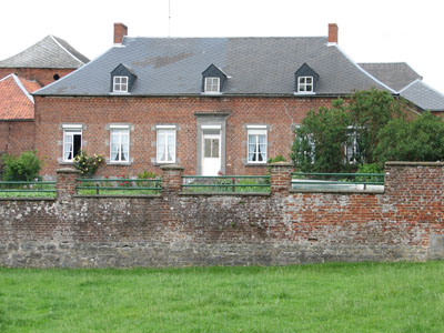 Juste en face, la maison où vécut Arthur Brasseur et toute sa famille.