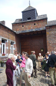La famille Fruit nous accueille dans la cour de la ferme.