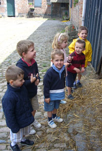 Les enfants sont bien contents de pouvoir courir un peu, d'autant que le soleil a montré son nez.