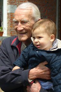 Paul Brasseur tenant dans ses bras ... Paul Brasseur.