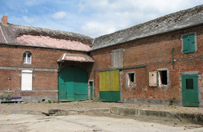 Des bâtiments de ferme qui semblent désaffectés.