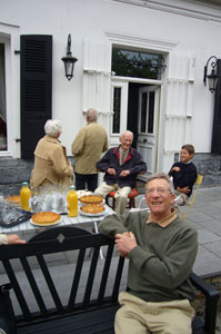 Moment de détente sur la grande terrasse de leur magnifique maison.