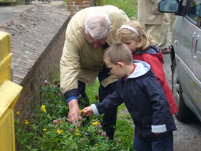 Le plus important n'a pas été oublié pendant ces journées : échange intergénérationel autour d'une petite fleur...